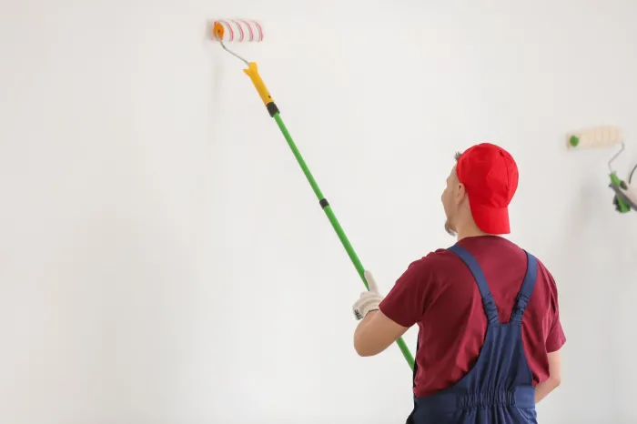 Peintre professionnel préparant un mur à Bouliac